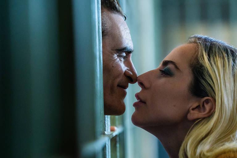 Lady Gaga e Joaquin Phoenix em cena do filme 039;Coringa: Delírio a Dois039;， de Todd Phillips