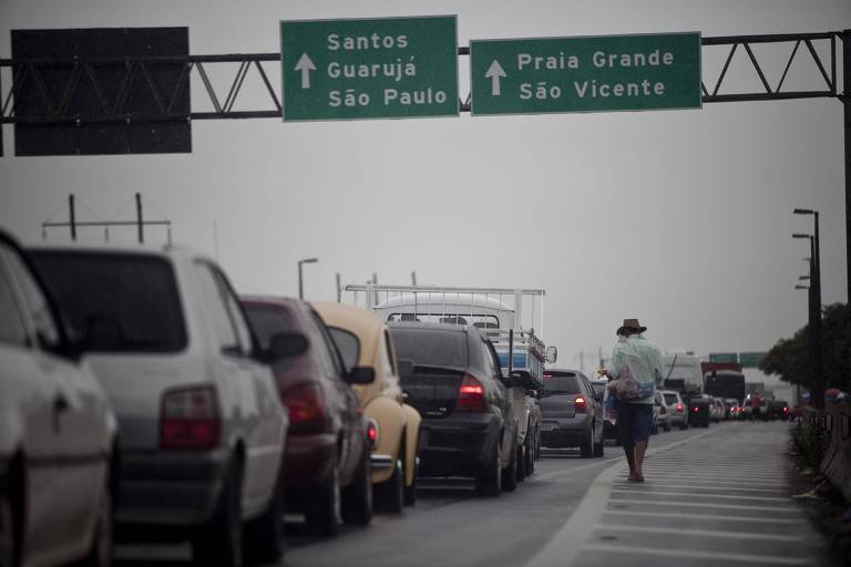 Movimentação na rodovia Padre Manuel da Nóbrega, em Praia Grande 