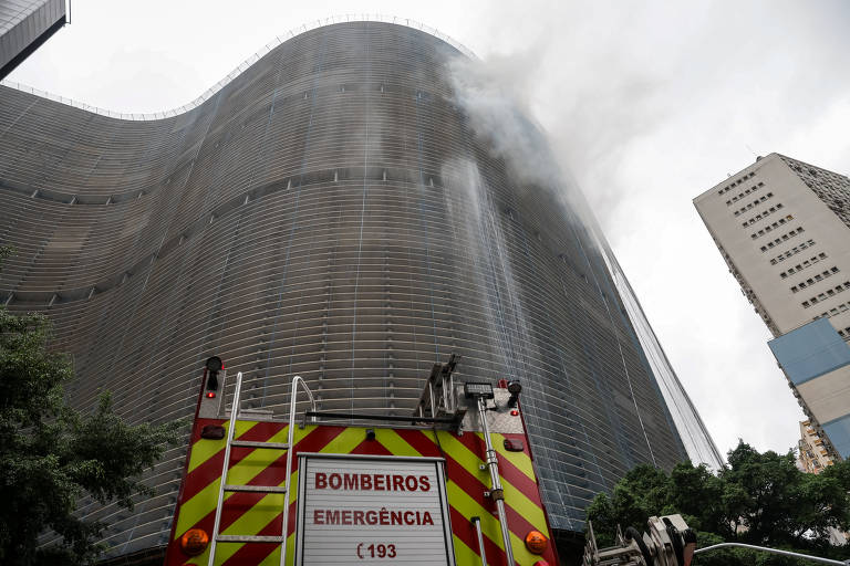 Bombeiros tentam conter chamas no edifício Copan, no centro de São Paulo, na tarde desta quinta-feira (3)