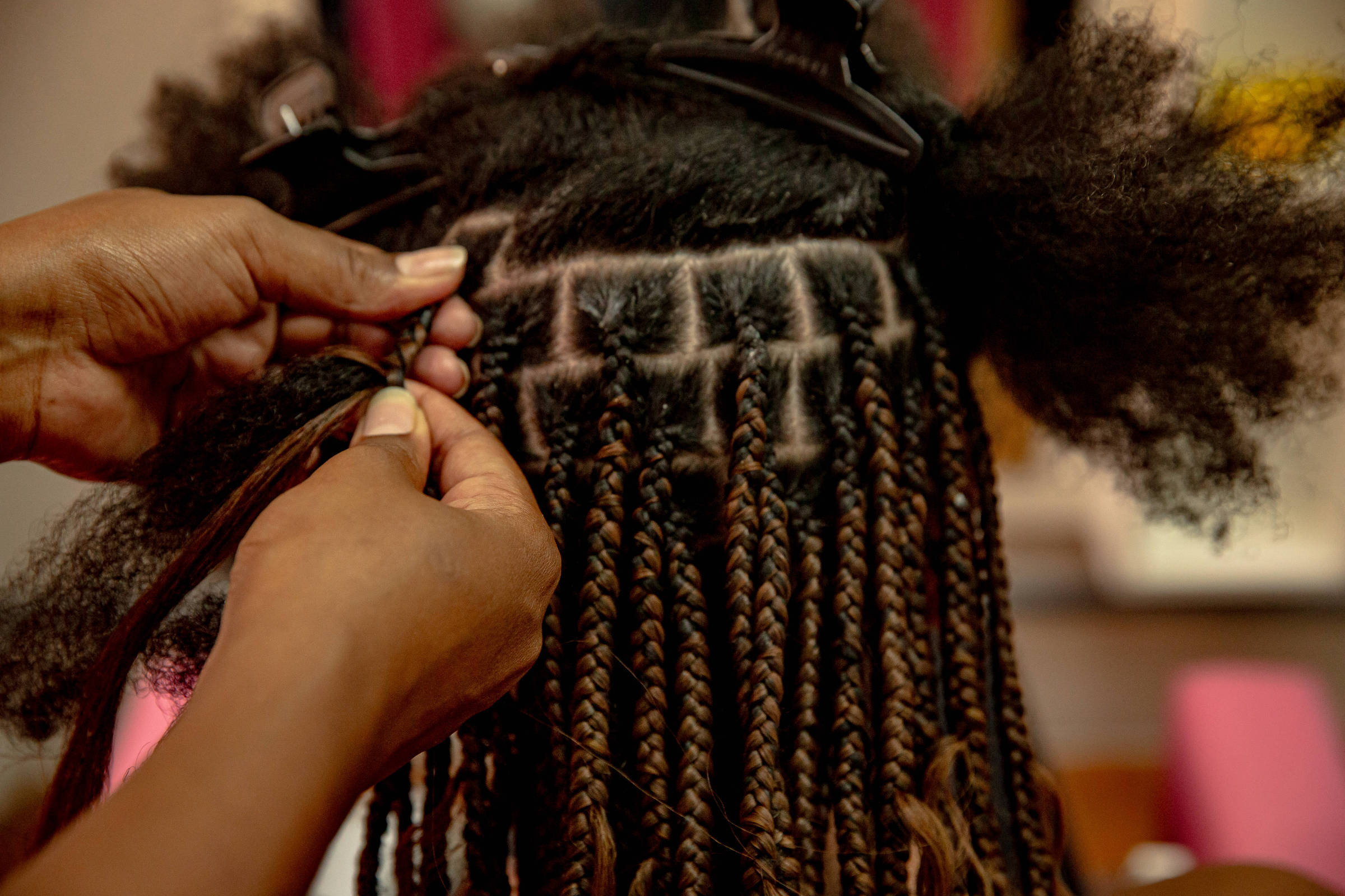 Trancista cria projeto para reciclar cabelo sintético usado para fazer tranças box