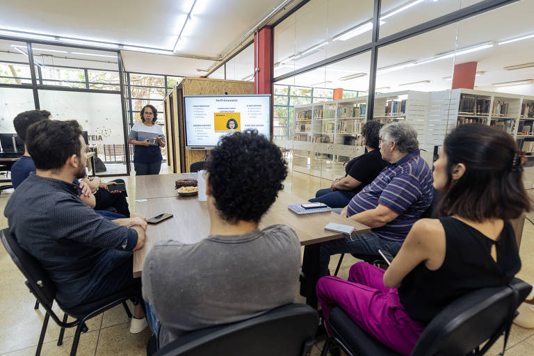 Na imagem, Andreia Costa oferece uma palestra para ouvintes no Teia Lapa, na zona oeste de São Paulo