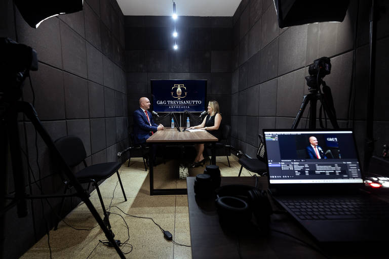 As salas são amplas e mobiliadas com mesas, com ou sem computadores, além de um espaço de convivência e uma sala de reunião. Na foto, Glaucia Trevisanotto e Danilo do Nascimento gravam videocast dentro do estúdio do Teia Lapa