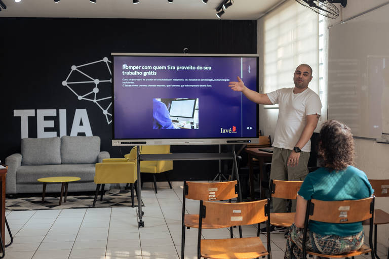 Na imagem, feita no Teia Taipas, na zona norte de São Paulo, Rodrigo Gomes, desenvolvedor de software, palestra sobre como transformar o seu hobby em negócio. Andrea Silva é uma das ouvintes