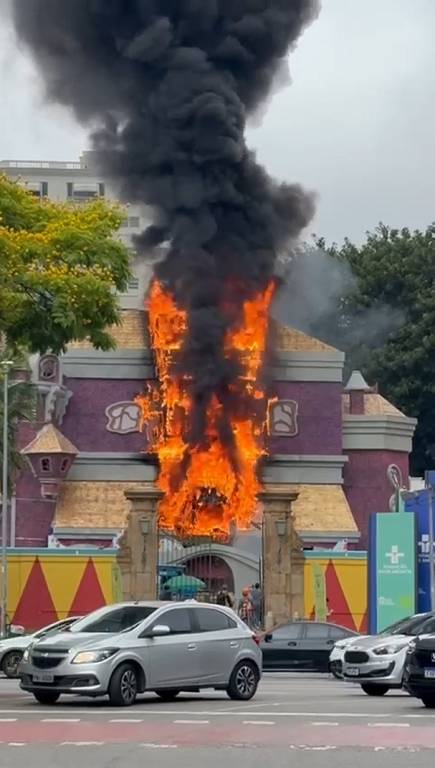 Estrutura para exposição de 'Castelo Rá-Tim-Bum' sofre incêndio no solar Fábio Prado, antigo lar do Museu da Casa Brasileira