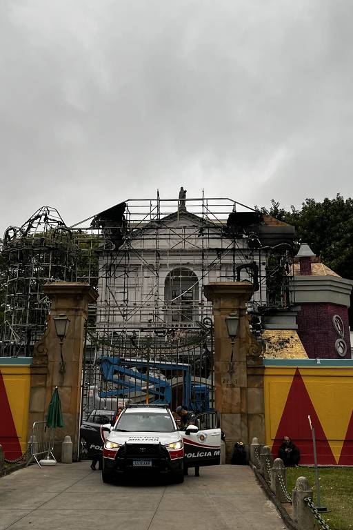 Estrutura para exposição sobre o 'Castelo Rá-Tim-Bum' que foi atingida por incêndio, no solar Fábio Prado