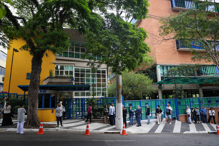 Fila para votação durante as eleições municipais no colégio Mobile, zona Sul de São Paulo, na manhã deste domingo (06).