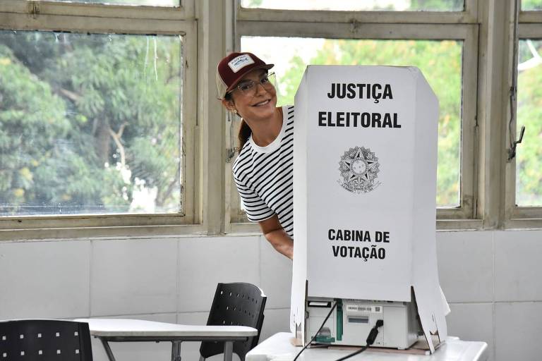 Ivete Sangalo posa para foto na hora de votar em Salvador