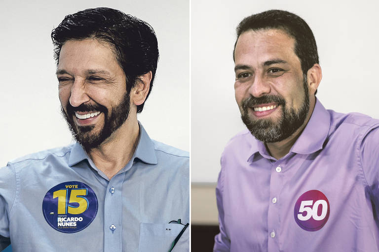 A imagem mostra dois homens sorrindo. À esquerda, um homem com cabelo escuro e barba, vestindo uma camisa azul claro, com um adesivo redondo que diz '15'. À direita, um homem com cabelo curto e barba, usando uma camisa roxa, com um adesivo redondo que diz '50'.