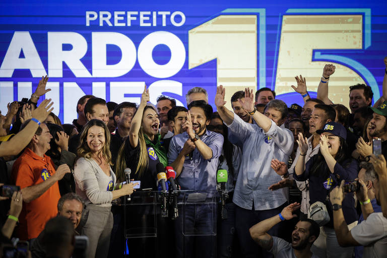 Atual prefeito de São Paulo e candidato a reeleição Ricardo Nunes (MDB) comemora ida ao segundo turno ao lado do governador Tarcísio de Freitas (Republicanos)