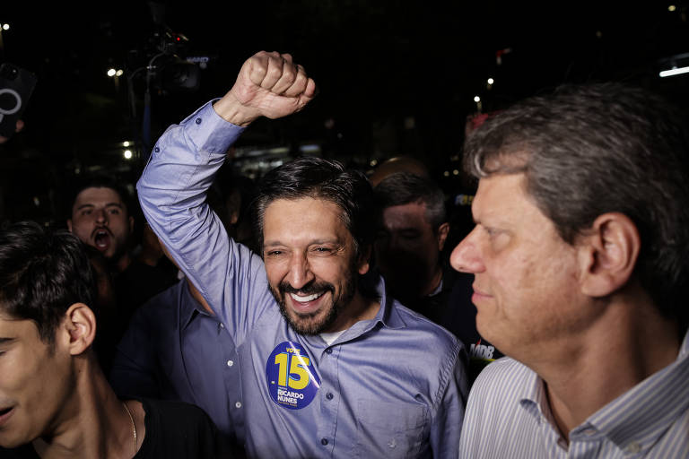 Ricardo Nunes (MDB), ao lado governador Tarcísio de Freitas (Republicanos), comemora resultado do primeiro turno das eleições