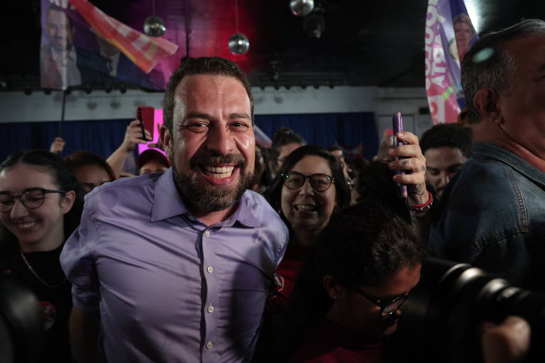 Guilherme Boulos (PSOL) tira foto com fãs após o primeiro turno das eleições
