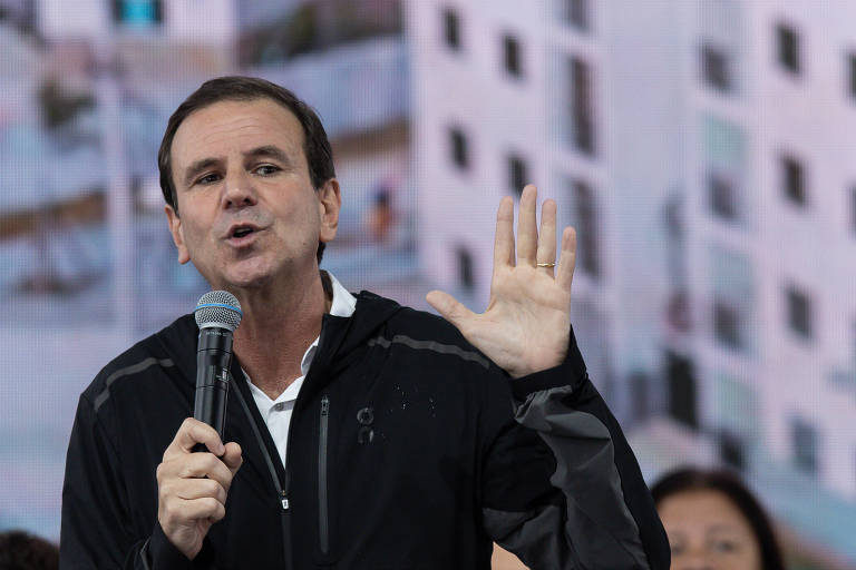 Eduardo Paes (PSD) durante cerimônia de entrega de unidades habitacionais do programa Morar Carioca Comunidade do Aço, na Rua Massapê, na Vila Paciência, Santa Cruz, zona oeste do Rio de Janeiro