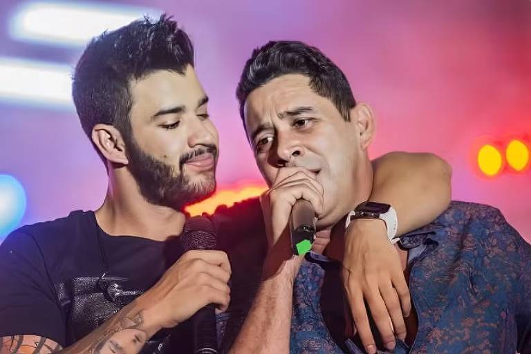 Dois homens abraçados