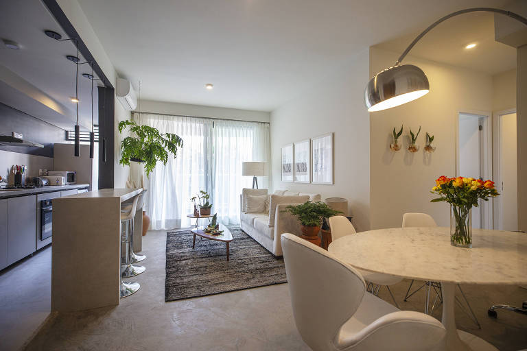 A quantidade de quartos deve ser definida de acordo com o tamanho da família e estilo de vida. O ideal é pensar em um imóvel com quartos suficientes para acomodar a todos e um espaço para trabalhar, em caso de home office