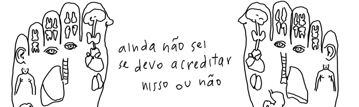 A tirinha em preto e branco de Estela May, publicada em 08/10/24, traz os pés e seus pontos que refletem no corpo. Entre as imagens dos pés, “ainda não sei se devo acreditar nisso ou não”