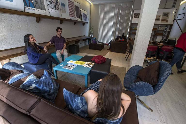 Especialistas recomendam visitar os imóveis de interesse mais de uma vez e em horários diferentes, além de percorrer o trajeto até o trabalho ou estudo para conferir qual se enquadra melhor na rotina