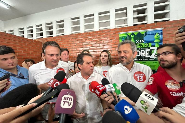 Evandro Leitão (PT) fala com jornalistas após votar em primeiro turno; candidato foi o segundo mais votado, com 34,33% dos votos válidos