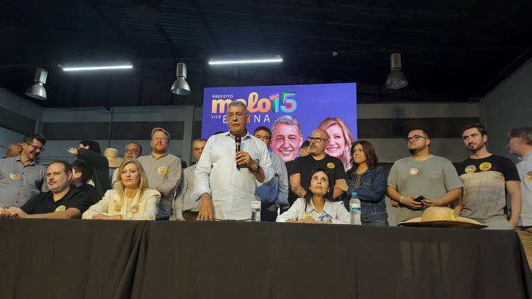 O atual prefeito quase venceu a disputa em primeiro turno, ao receber 49,72% dos votos válidos; na foto, fala a apoiadores após divulgação do resultado