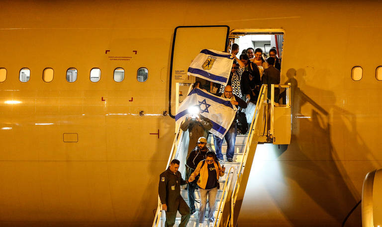 Primeiro avião da FAB de resgate aos brasileiros em Israel chega a Brasília