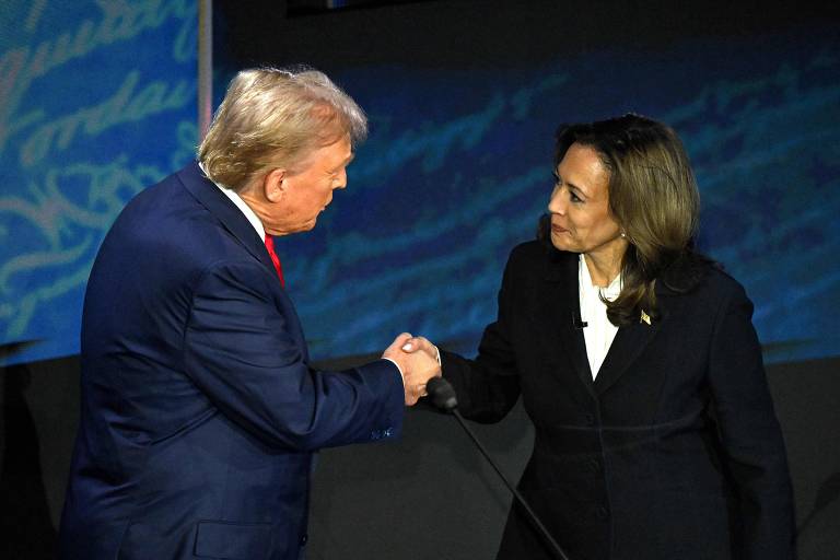 Candidatos à Presidência dos EUA, Donald Trump e Kamala Harris, se cumprimentam em debate na Pensilvânia