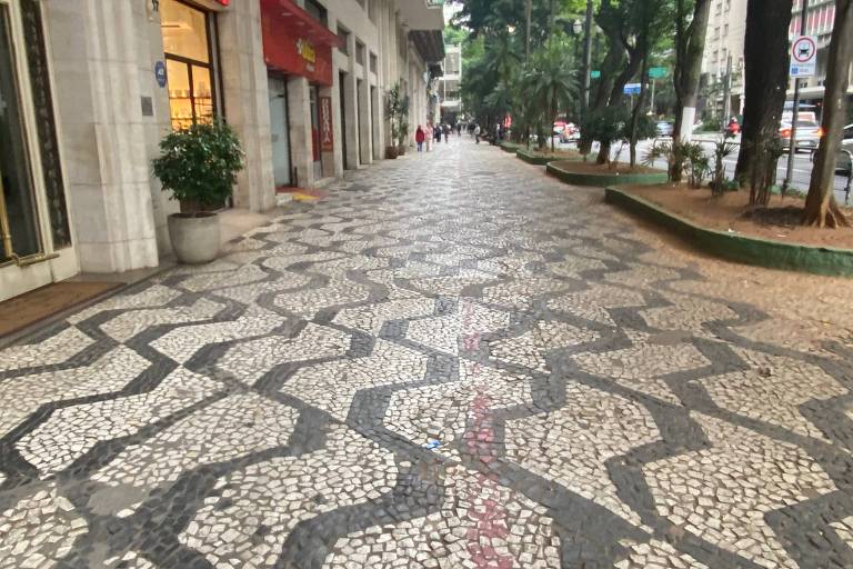 Calçada da avenida São Luís