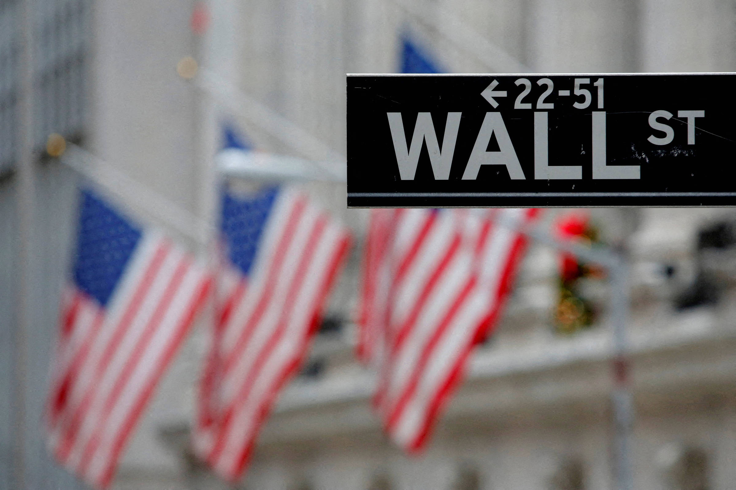 Wall Street cai no último pregão do ano, encerrando ano de ganho excepcional