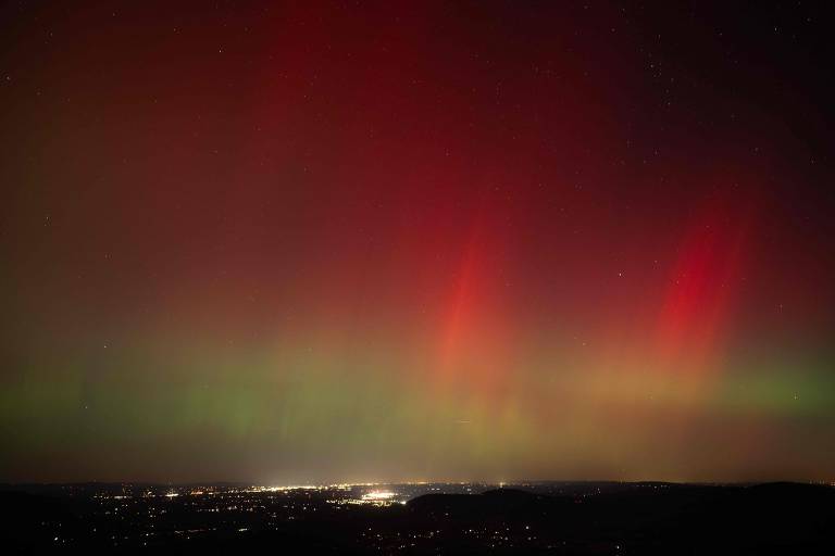 As auroras desta semana são os efeitos de uma grande explosão observada no centro do Sol nesta semana; aqui, o fenômeno é visto a partir do parque Shenandoah, em Virgínia, EUA