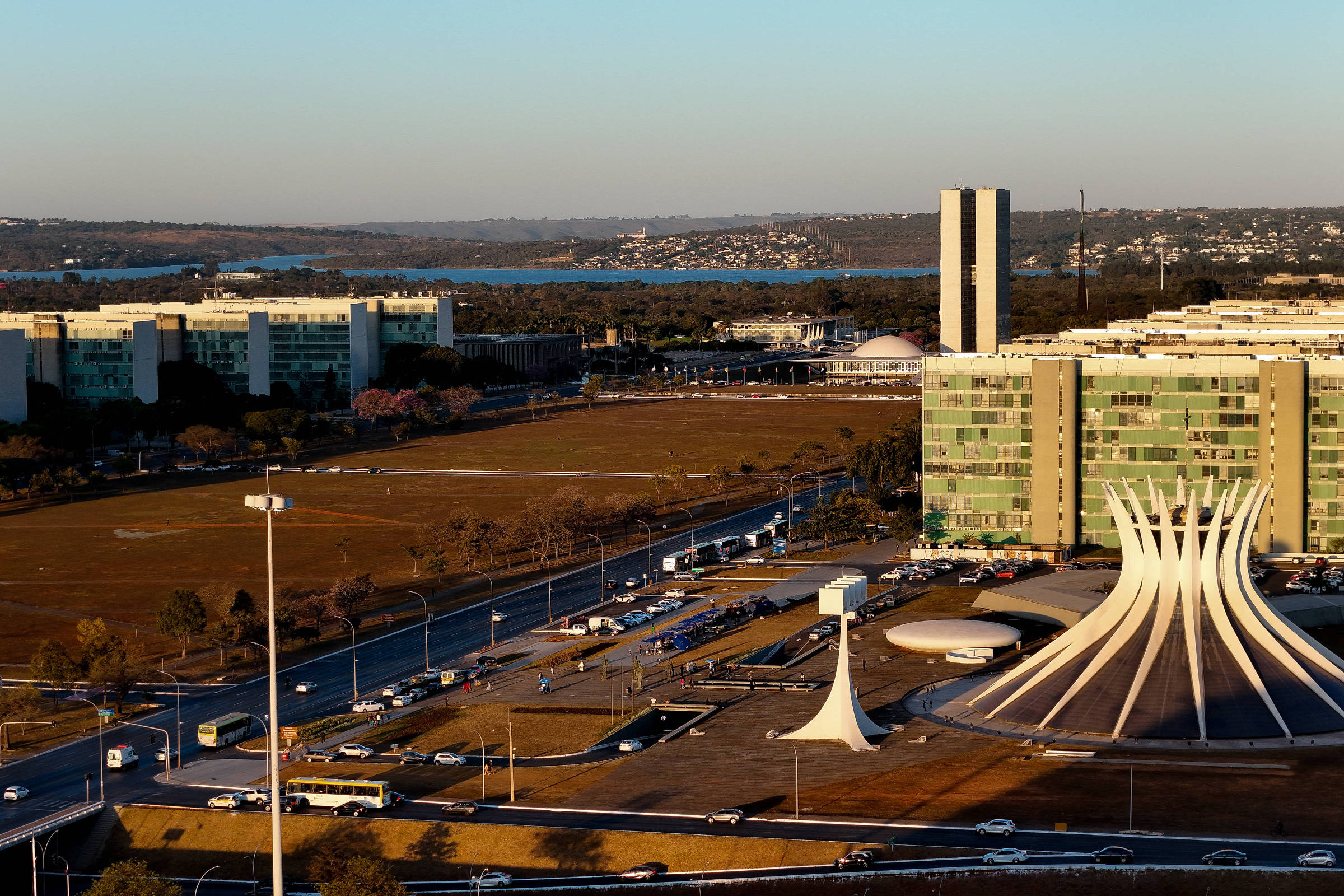 Representatividade Negra em Cargos Públicos: Diplomatas e Médicos em 2024