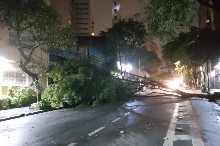 Ventania e temporal deixam São Paulo às escuras nesta sexta (11)