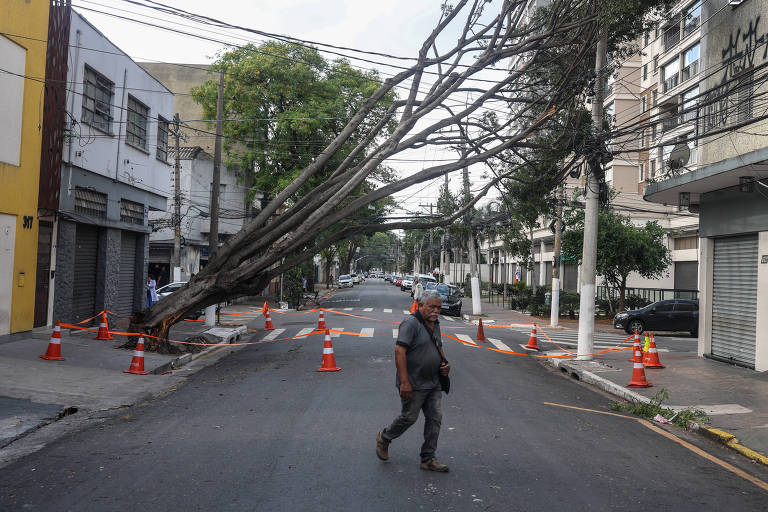 Apagão causado por tempestade em São Paulo teve Nunes e o governador Tarcísio de Freitas (Republicanos) acusando Enel e governo federal; Boulos afirmou que o prefeito não podou as árvores que caíram sobre os fios