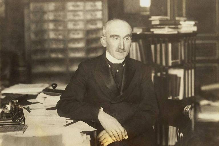 Henri Bergson sentado em uma mesa