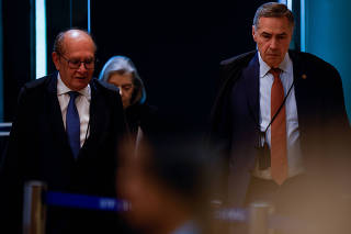 O ministro Gilmar Mendes, junto com o presidente do tribunal, Luís Roberto Barroso