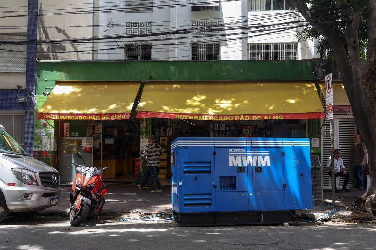 Mercadinho Pão de Alho, do chinês Davi Lin, alugou um gerador para garantir o funcionamento durante a falta de luz na alameda Eduardo Prado, Campos Elíseos, centro de São Paulo