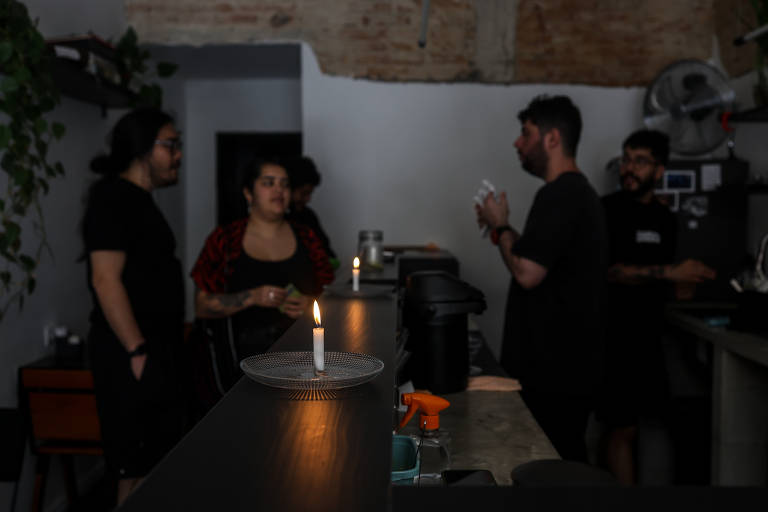 Restaurante Ronin, no bairro Campos Elíseos, centro de São Paulo, utiliza velas devido a falta de energia