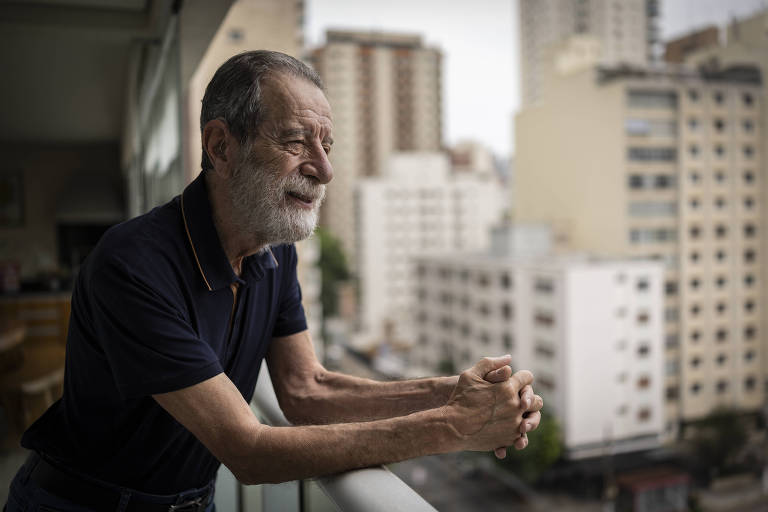 O médico Marcos Boulos, pai do candidado do PSOL a Prefeitura de São Paulo, Guilherme Boulos, contempla o horizonte na varanda de sua casa 