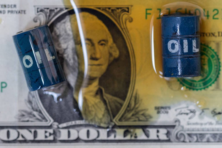 Dólar dispara para R$ 5,66 e Bolsa fecha estável, com pressão do petróleo no exterior