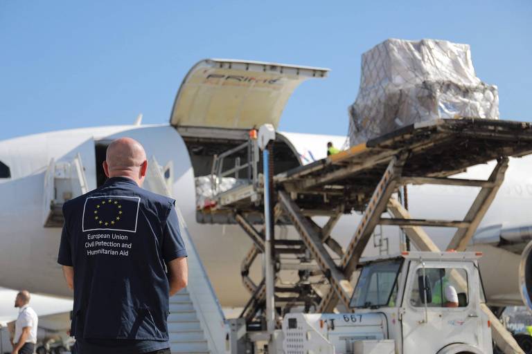 Premiê do Líbano aumenta segurança em aeroporto de Beirute, última entrada viável do país