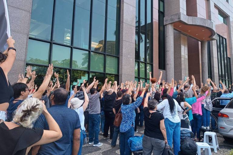 Servidores do IBGE protestam em frente a prédio na avenida Chile， no centro do Rio de Janeiro， em outubro de 2024. Eles promoveram um ato no local contra a gestão do presidente Marcio Pochmann.