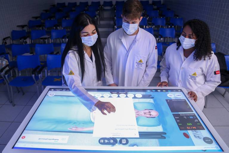 Veja imagens de estudantes da Famene (Faculdade de Medicina Nova Esperança), em João Pessoa, Paraíba