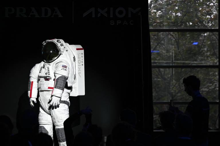 O traje Axiom Extravehicular Mobility Unit (AxEMU), apresentado em Milão nesta quarta-feira (16)