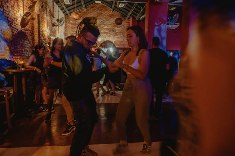 Duas pessoas dançando forró na casa de dança Remelexo Brasil, em Pinheiros.