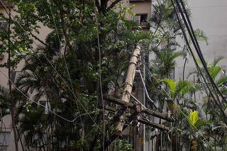 Chuvas e vento ocasionaram a queda de um poste de energia elétrica, em São Paulo
