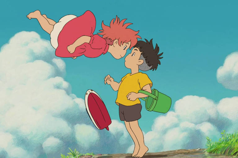 A imagem mostra uma cena do filme 'Ponyo', onde uma menina com cabelo vermelho e vestido rosa está flutuando no ar, prestes a se aproximar de um menino com cabelo preto, que está usando uma camiseta amarela e shorts escuros. O menino segura um balde verde e ambos estão em um cenário com nuvens brancas e um céu azul.