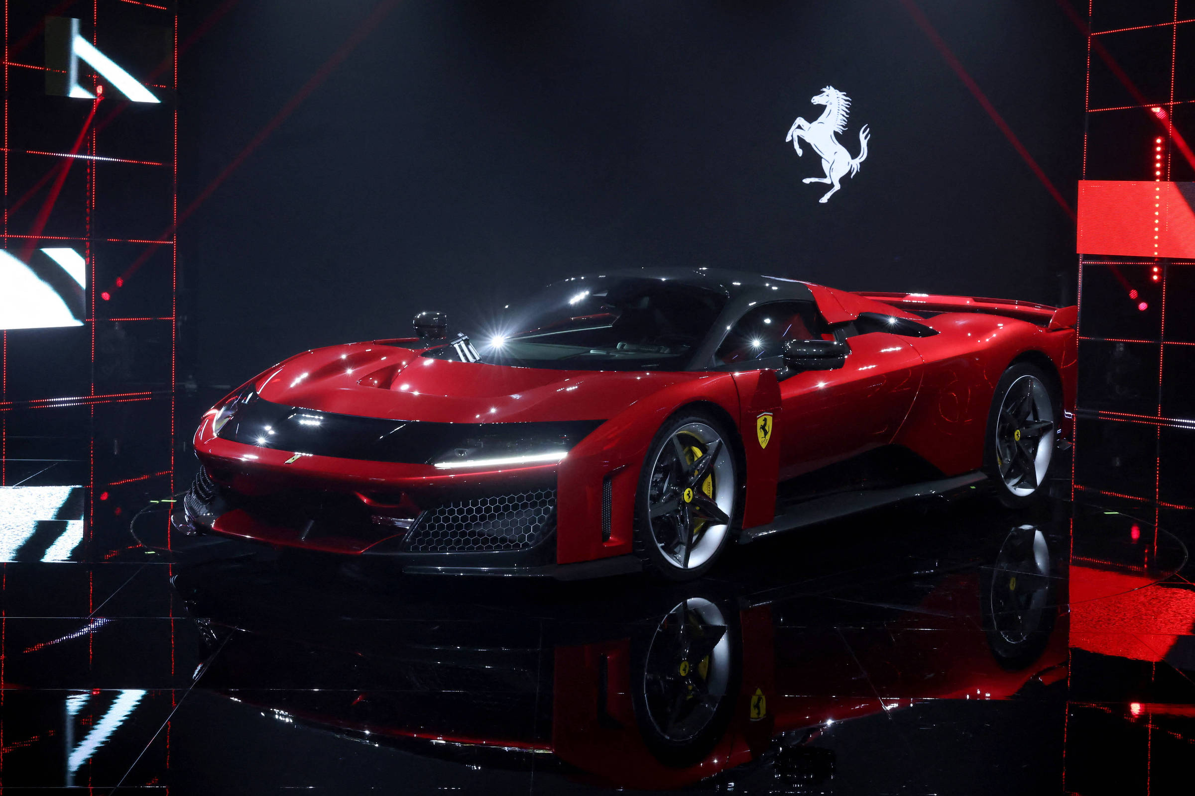 Ferrari revela supercarro F80 de US$ 3,9 milhões e que já está esgotado; assista ao vídeo e veja fotos