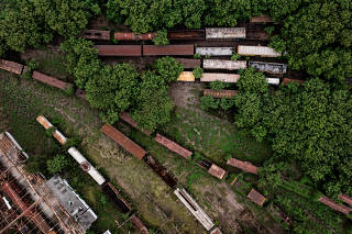 Vagões e trilhos abandonados em Sorocaba (SP), em trecho sob concessão da Rumo