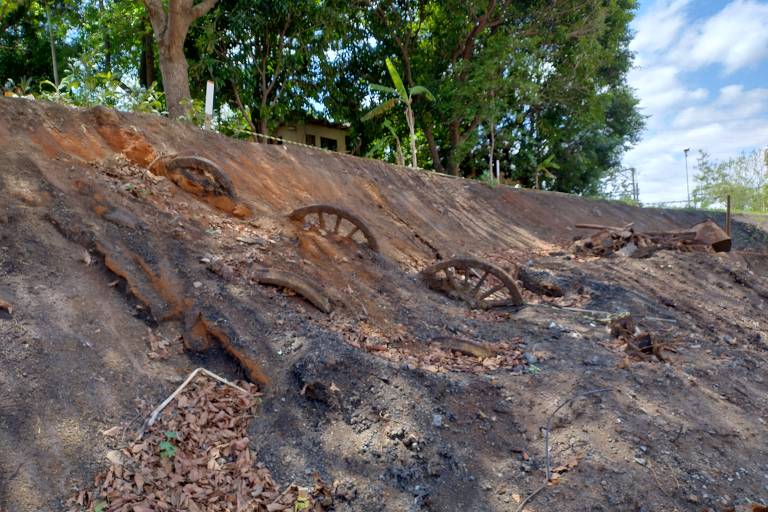 Partes de uma locomotiva a vapor (maria-fumaça) do século 19 encontradas durante escavações em obra para construção da nova alça de acesso à Marginal Tietê