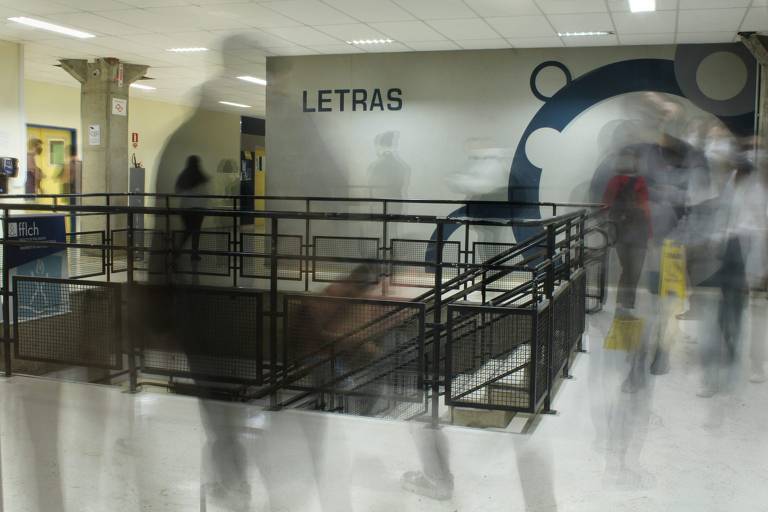 Movimentação de alunos no prédio do curso de Letras na Faculdade de Filosofia, Letras e Ciências Humanas (FFLCH) da USP, em São Paulo