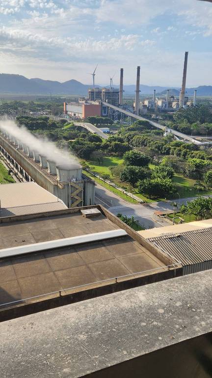 Complexo Termelétrico Jorge Lacerda, em Capivari de Baixo, sul de Santa Catarina. Ao fundo, turbinas eólicas de outra empresa dividem espaço com as usinas térmicas a carvão, em símbolo da transição energética