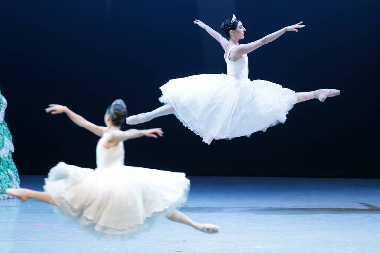 Duas bailarinas dançando no palco