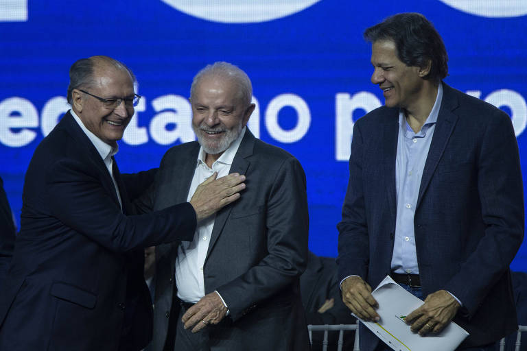 A mudança ocorreu pois o governo entendia que o teto de gastos limitava excessivamente os investimentos públicos. O novo modelo permitiria mais flexibilidade mantendo mecanismos de controle das contas.